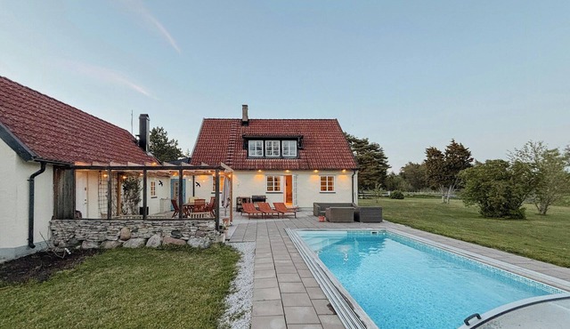 Pool and proximity to the beach in Fröjel