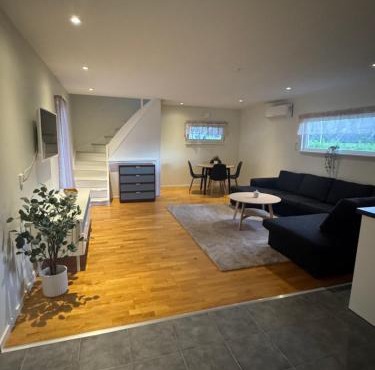 Privat & modern lägenhetshus med egen ingång!