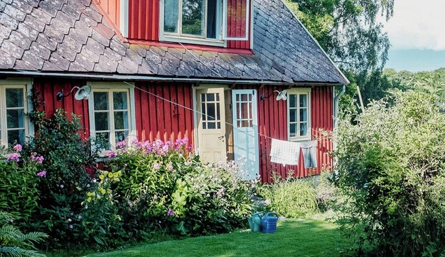Red cottage from the 1800s on Bjärehalvön