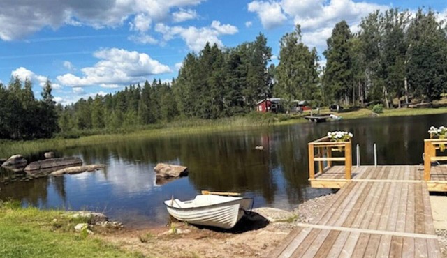 Red Cottage with Lakefront Location at Nerbjärken – Peaceful Retreat near Hultsfred | SE05088 in Vena