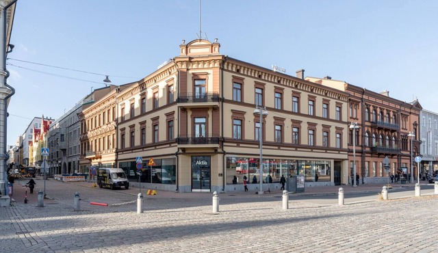 Renovated 1BR at Main Square | Sauna & Parking