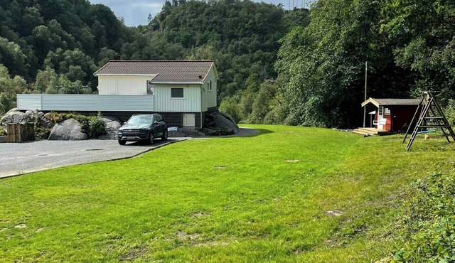 Renovated cabin with outdoor kitchen near Lyngdal