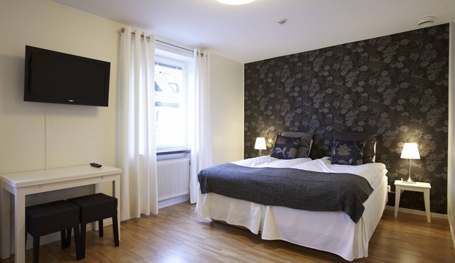 Riverside Hotel & Apartments