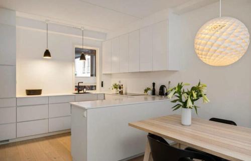Room in a apartment close to bus, Fornebu S and the sea