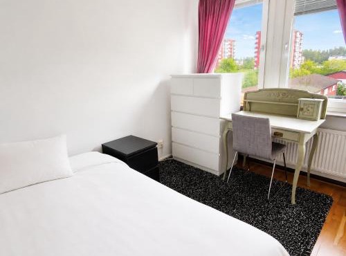 Room in Apartment with Shared Bathroom and Kitchen