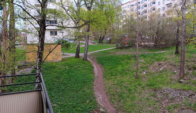 Room-room in Apartment Within Walking di
