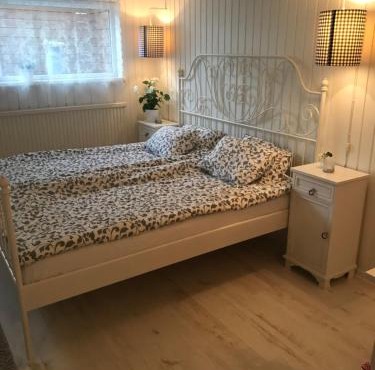 Room with pentry, separate entrance, no cardpayment
