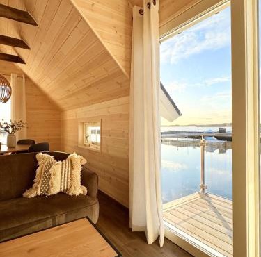 Rorbu Brønnøysund - høy standard - fantastisk havutsikt - privat brygge