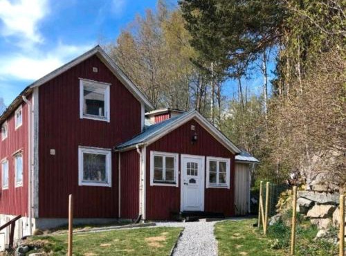 Rotes Schwedenhaus für Familien und Hunde