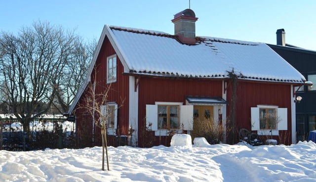 Rustik gäststuga med lantlig känsla nära Örebro city in Örebro