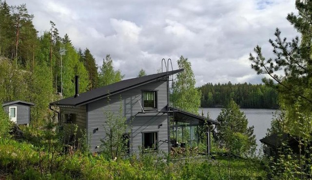 Saarimökki Kangasniemellä Villa Iso-Paatsalo, keskellä Puulaa, kulkeminen vain veneellä