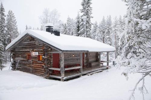 Satu, kahden makuuhuoneen kelomökki, lukuisten polkujen, polkupyöräreitin sekä kalaisan tunturilammen vieressä