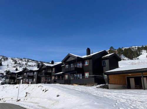 Sauna & Mountain Views - Ski-in Ski-out Luxury