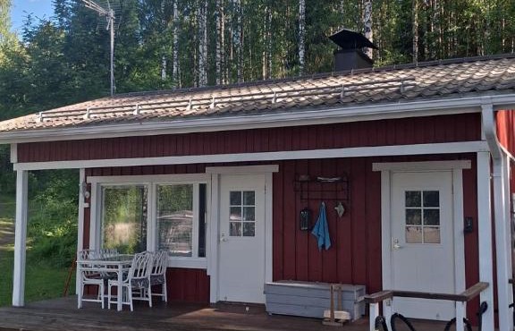 Saunamökki järven rannalla in Säkäniemi