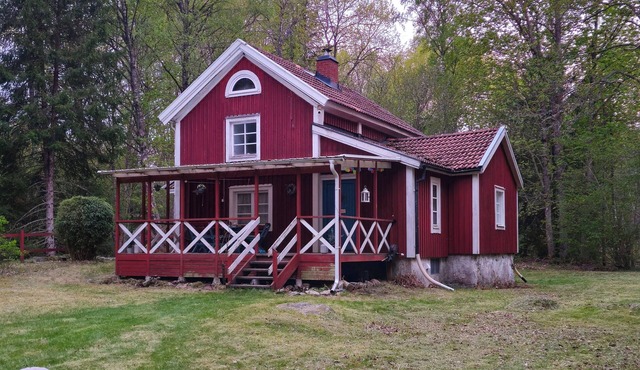 "Scandinavian time-out: Cozy red wooden house with large veranda"