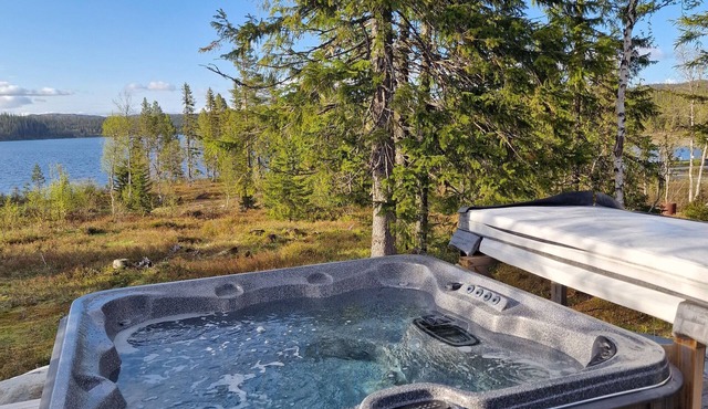 Scenic Cabin by Lake Innsvatnet with Jacuzzi.