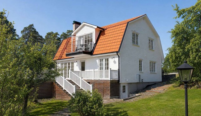 Scenic Lake View Villa near Stockholm City in Saltsjöbaden