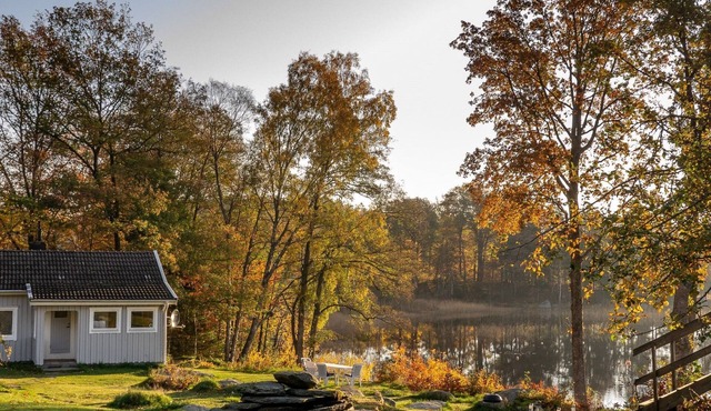 Schwedisches Glück, zwischen Wäldern und einem See by Interhome