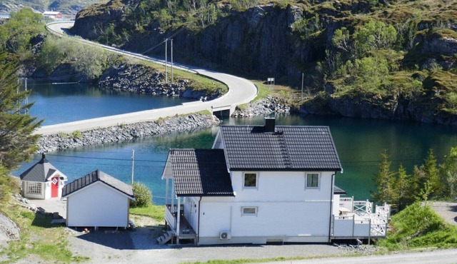 Seafront Holiday Home close to Reine, Lofoten