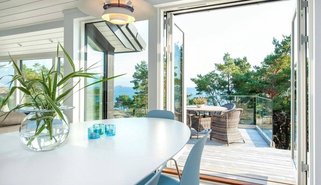 Seaside cabin with ocean view and sunny terrace