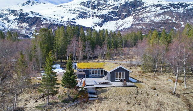 Seaside cabin with panoramic views in Oterstranda