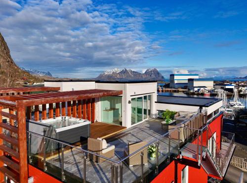 Seaview and private roof top terrace with jacuzzi in Lofoten