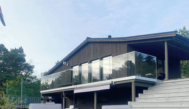 Secluded cabin with a view and ball court