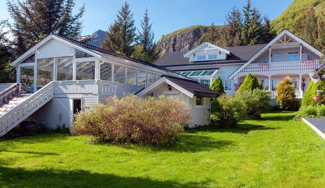 Secluded house in Lofoten-Private swimming pool!
