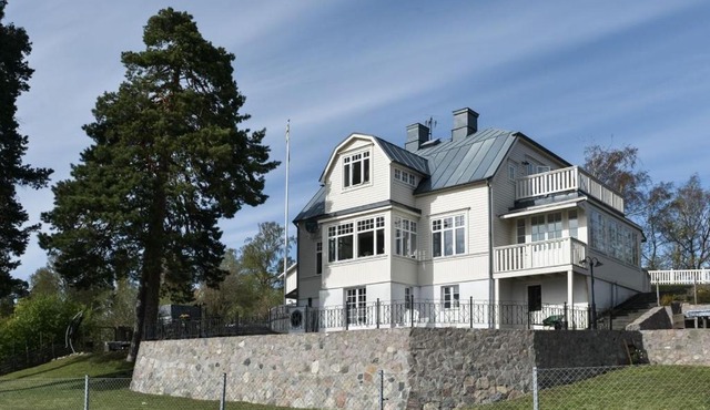 Sekelskiftesvilla med sjötomt, brygga & roddbåt in Kvicksund