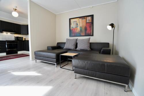 Sentral og stille leilighet midt i Porsgrunn sentrum, i rolig bygård med heis, egen veranda & 85" Smart TV