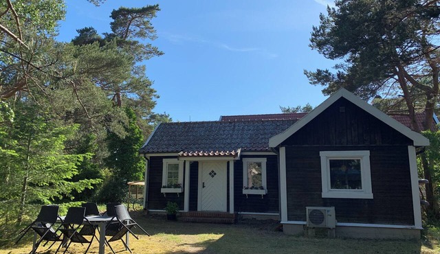 Serene 2-bedroom cottage with AC in charming Skåne län