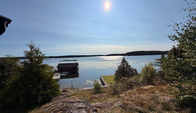 Sjönära boende i Vänerns skärgård in Lidkoping