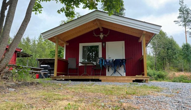 Sjarmerende campinghytte i skogen