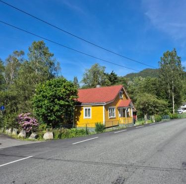 Sjarmerende hus med bade og fiskemuligheter