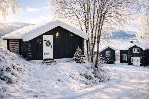 Sjarmerende tømmerhytte på gårdstun