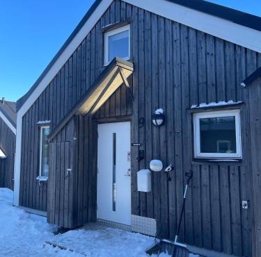 Ski-in, ski-out med milsvid utsikt och bastu