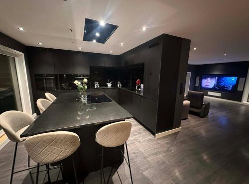 Skyline Penthouse with Private Terrace and Free Parking