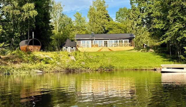 Sönnvik, NEW—right on the lake, sleeps 8, hot tub, sauna, dock, boat, barbecue area