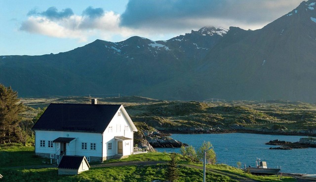 Soulful and unique villa by shore in Lofoten