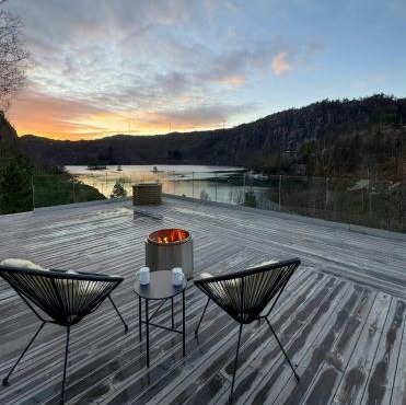 Spacious Cabin With Lake Views In Åvesdalen