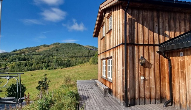 Spacious cabin with Sunny Location!