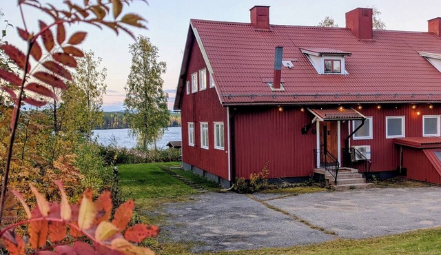 Spacious homes with river views in Ytterhogdal
