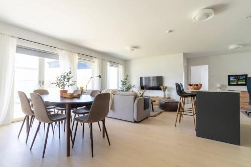 Spacious Three Bedroom Home w Patio and Workspace