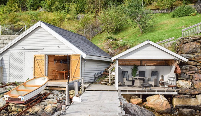 Spacious, welcoming apartment with its own boat and fantastic location on the Hardangerfjord.
