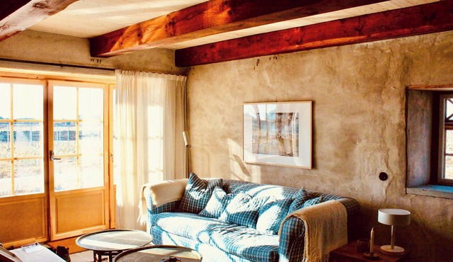 Stay next to the viticulture in Hamra close to sea