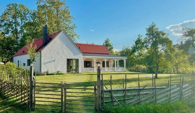Stone house with sea view in Katthammarsvik