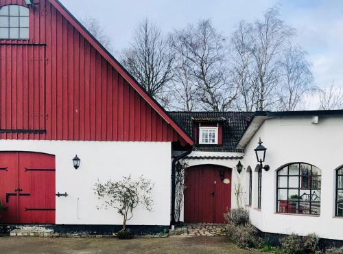 Stort rymligt boende med två sovrum och pentry i lantlig miljö