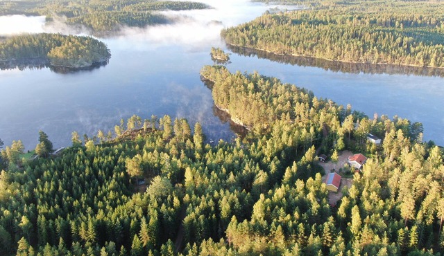 Stuga Dagmar on the shores of Lake Nerbjärken, with a rowboat in Hultsfred