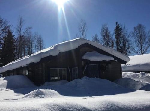 StugaNäraKungsberget - mysig stuga med kamin, grillkåta och vedbastu in Jadraas