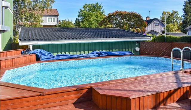 Stunning apartment in Finspng with WiFi, Outdoor swimming pool and Heated swimming pool in Finspång
